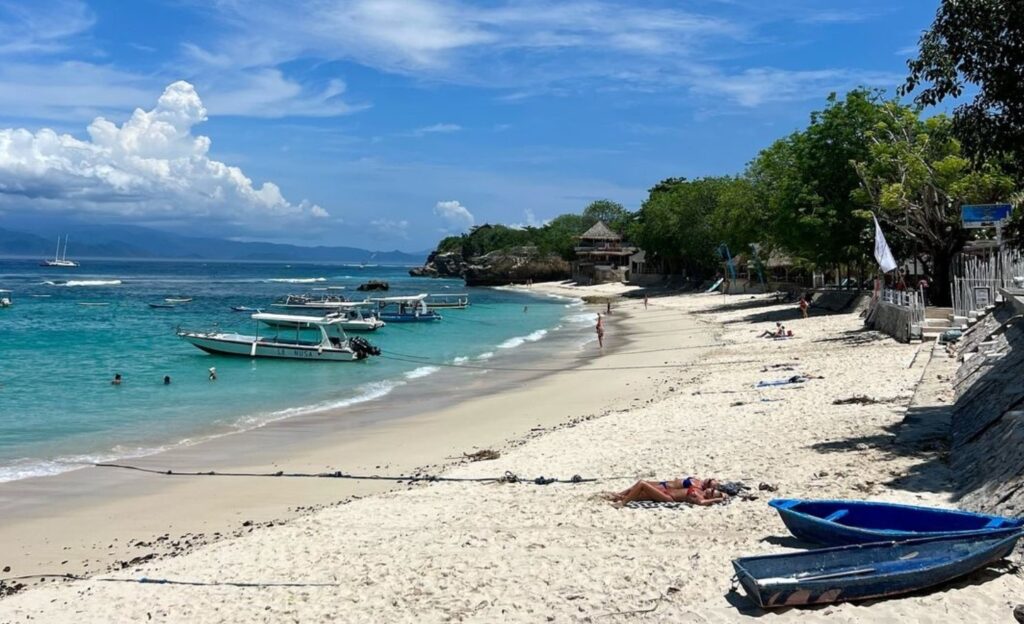 Menikmati Pesona Nusa Lembongan