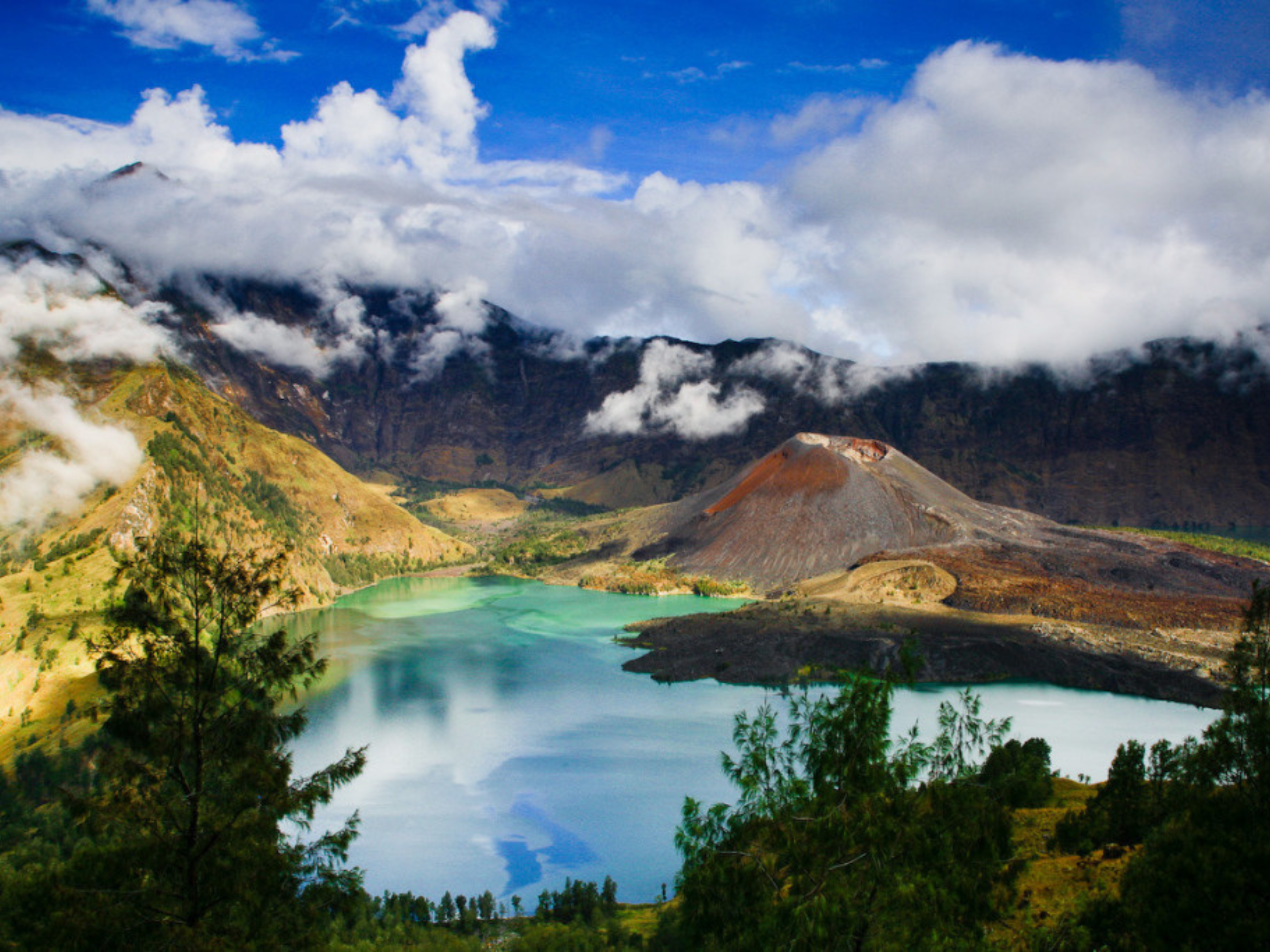 Keindahan Gunung Rinjani: Pesona Alam yang Tak Terlupakan